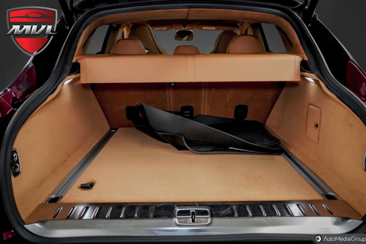 2022 Aston Martin DBX  Photo