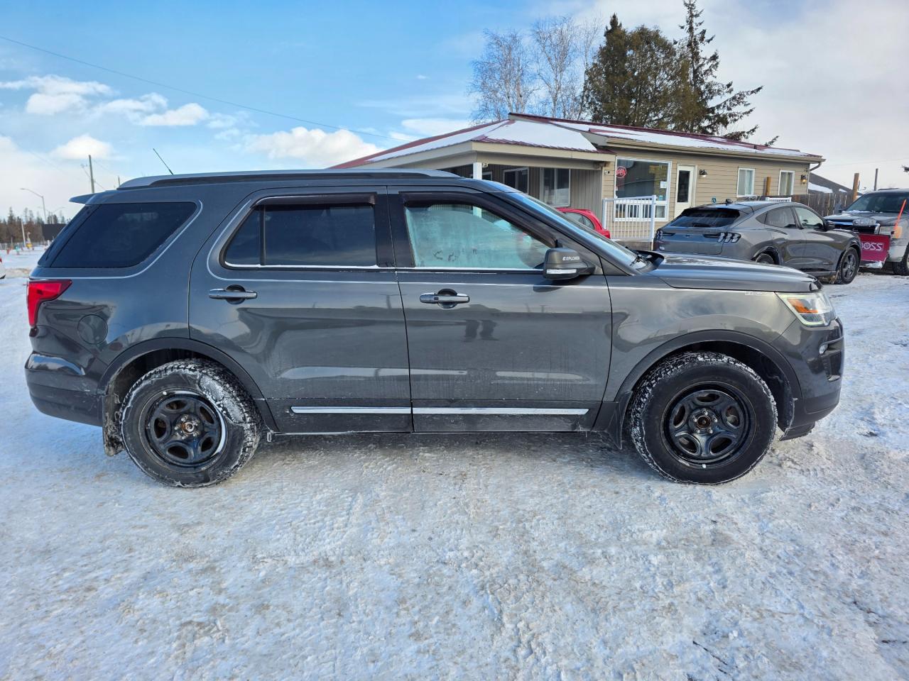 2019 Ford Explorer XLT 4DR 4X4 Photo4