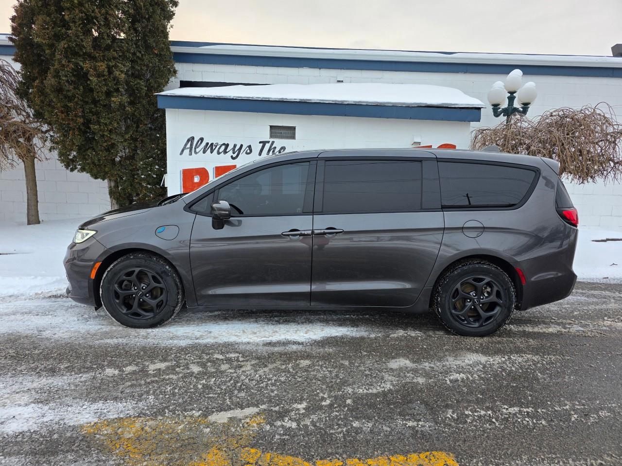 2022 Chrysler Pacifica Hybrid Limited Passenger Van Photo4