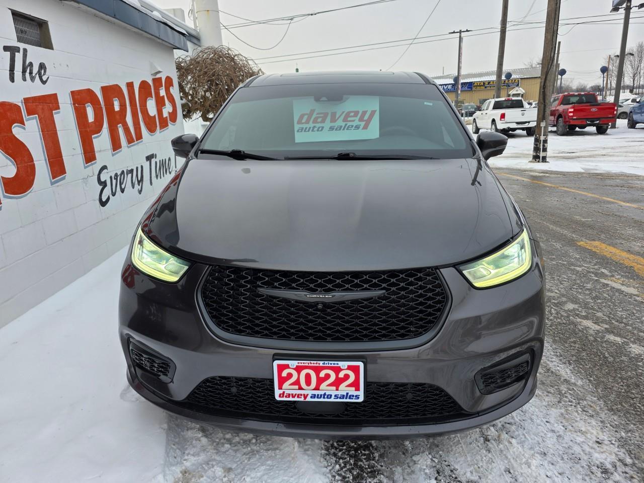 2022 Chrysler Pacifica Hybrid Limited Passenger Van Photo
