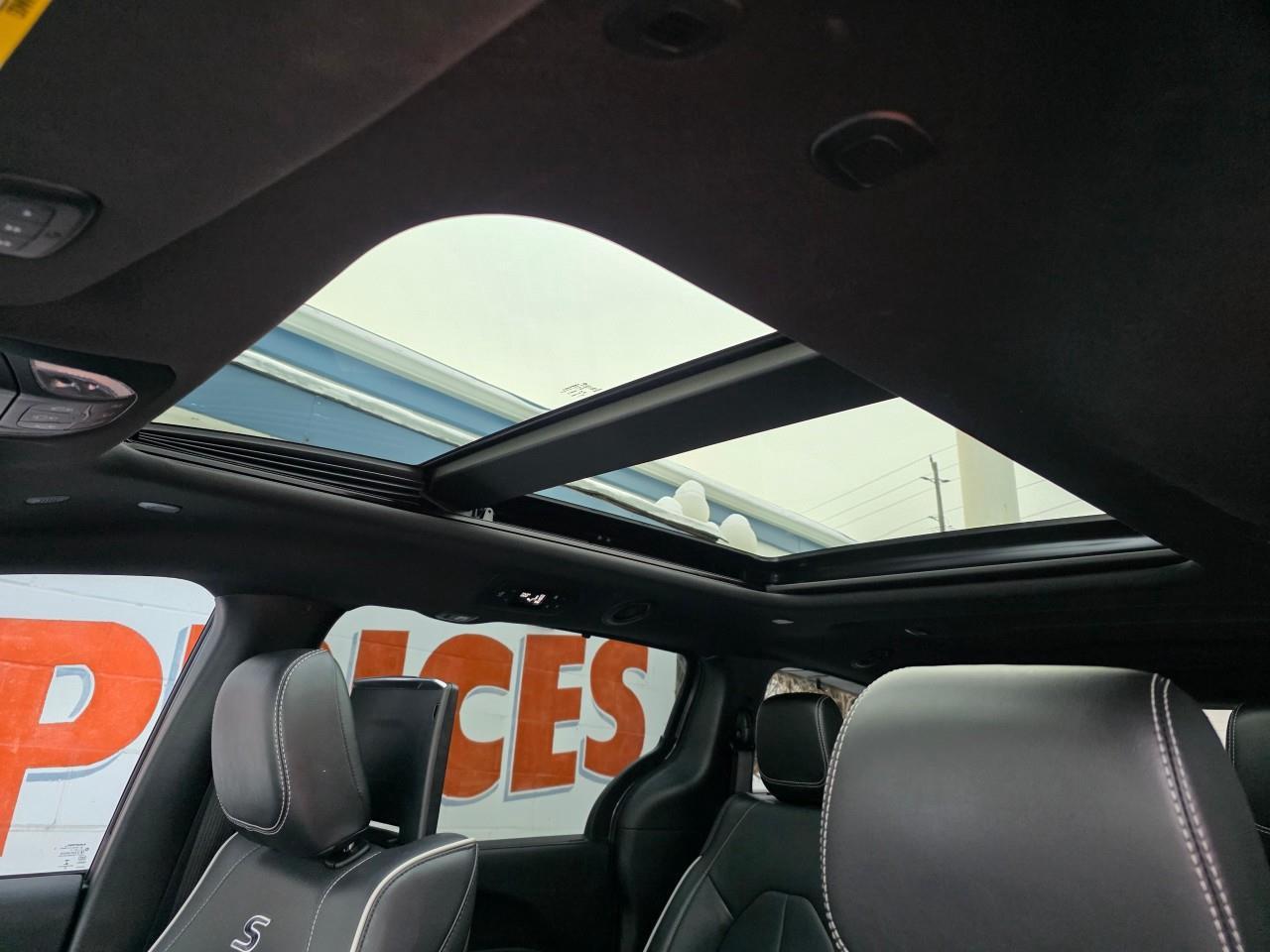 2022 Chrysler Pacifica Hybrid Limited Passenger Van Photo