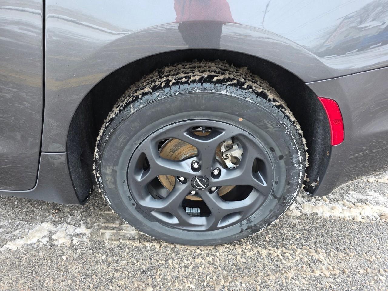 2022 Chrysler Pacifica Hybrid Limited Passenger Van Photo