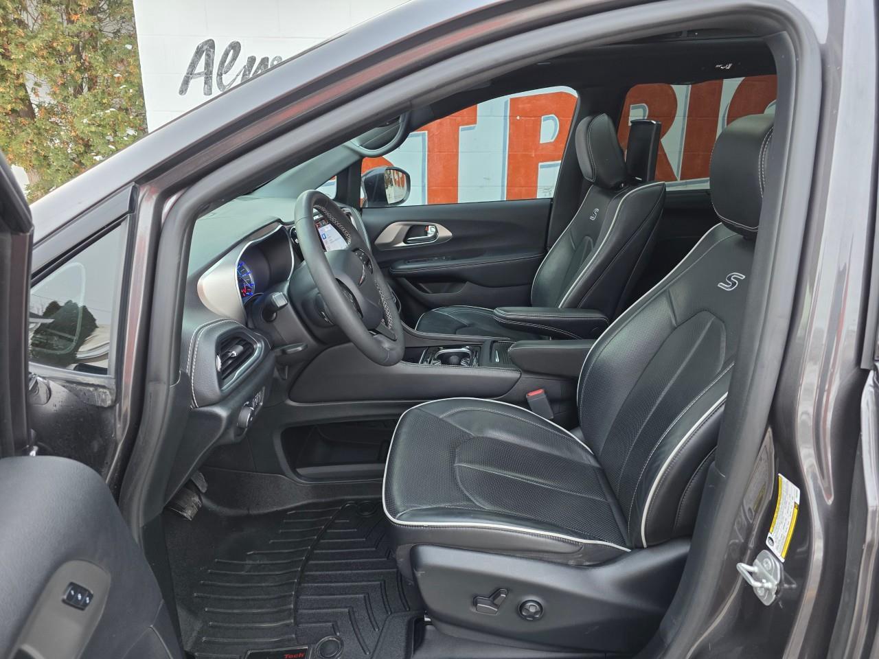 2022 Chrysler Pacifica Hybrid Limited Passenger Van Photo