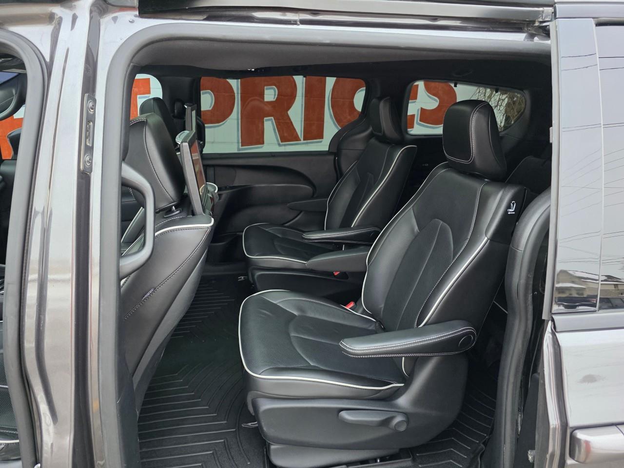 2022 Chrysler Pacifica Hybrid Limited Passenger Van Photo