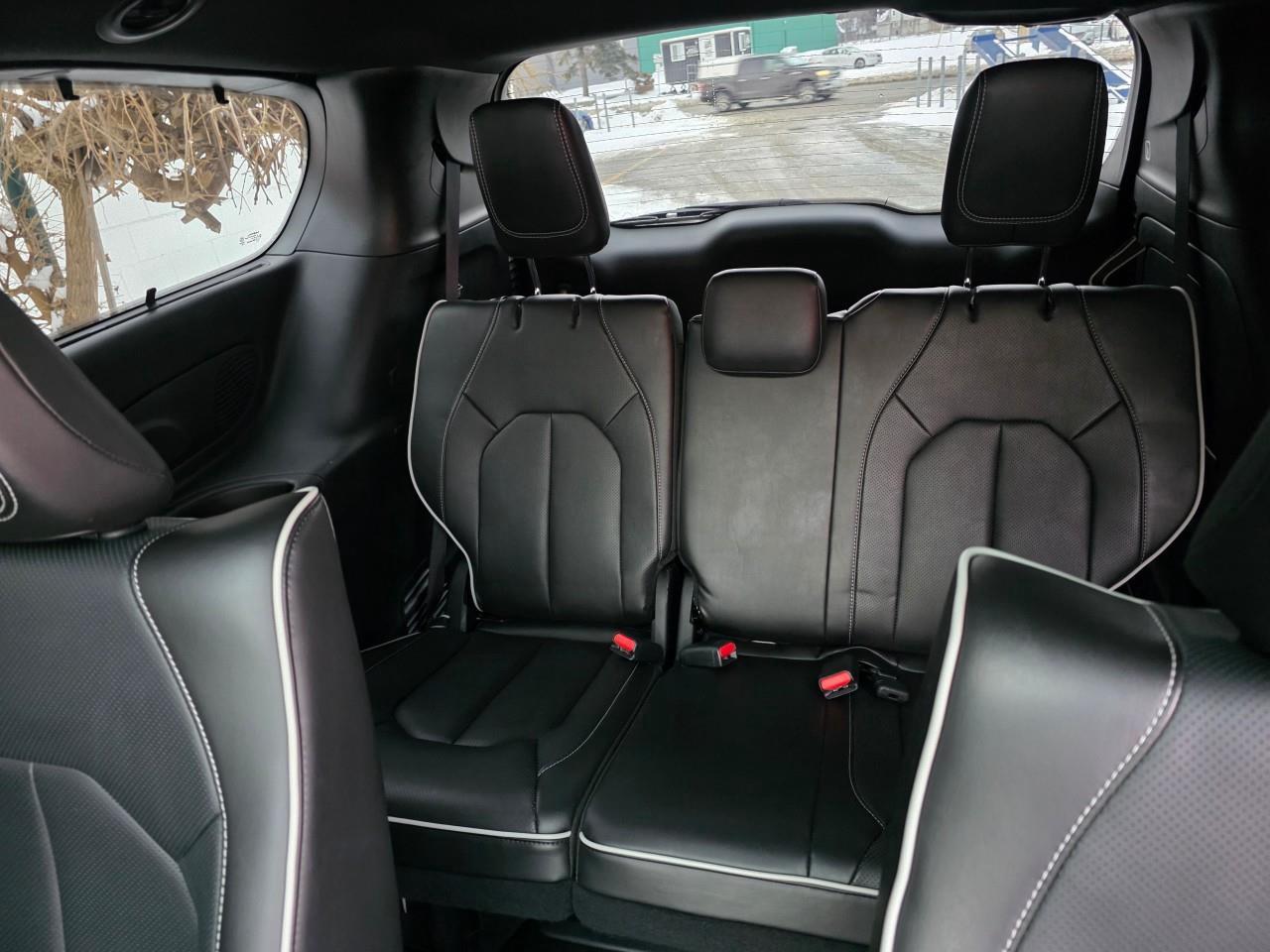 2022 Chrysler Pacifica Hybrid Limited Passenger Van Photo