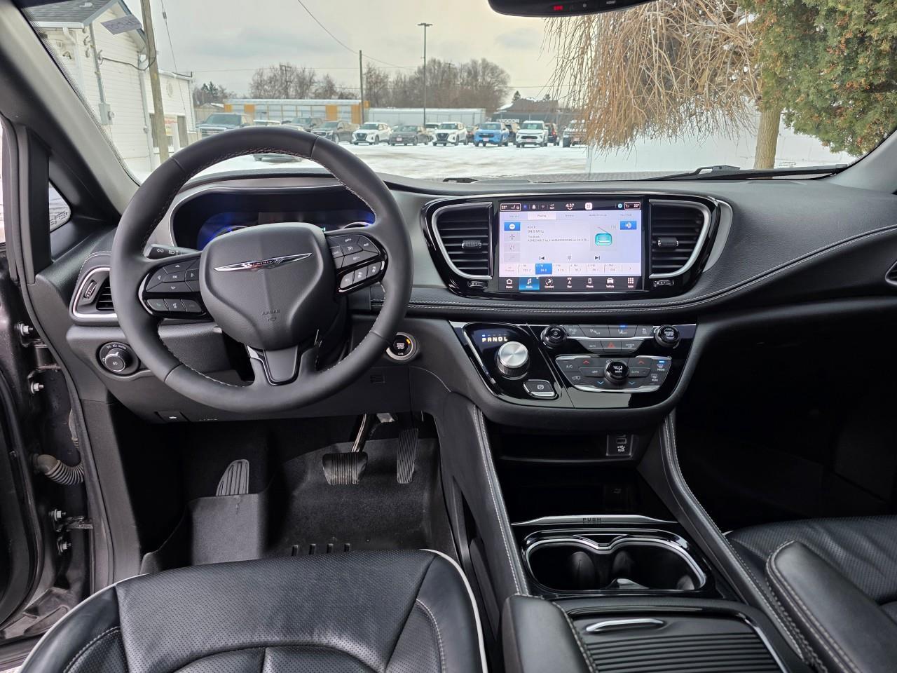 2022 Chrysler Pacifica Hybrid Limited Passenger Van Photo