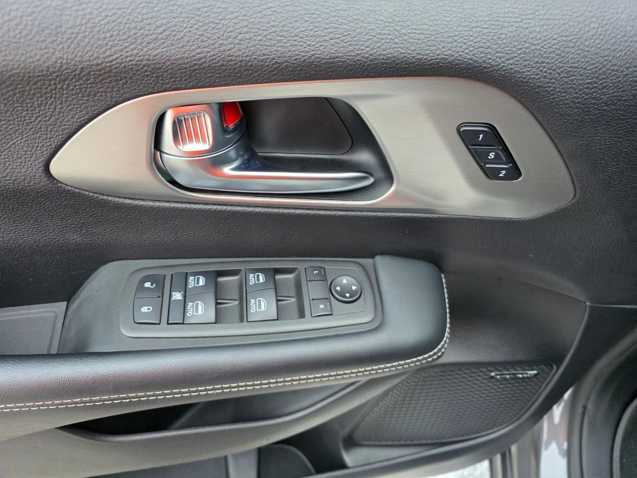 2022 Chrysler Pacifica Hybrid Limited Passenger Van Photo