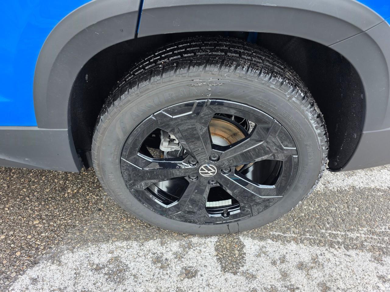 2025 Volkswagen Taos Comfortline Black Edition 4dr All-Wheel Drive 4MOTION Photo