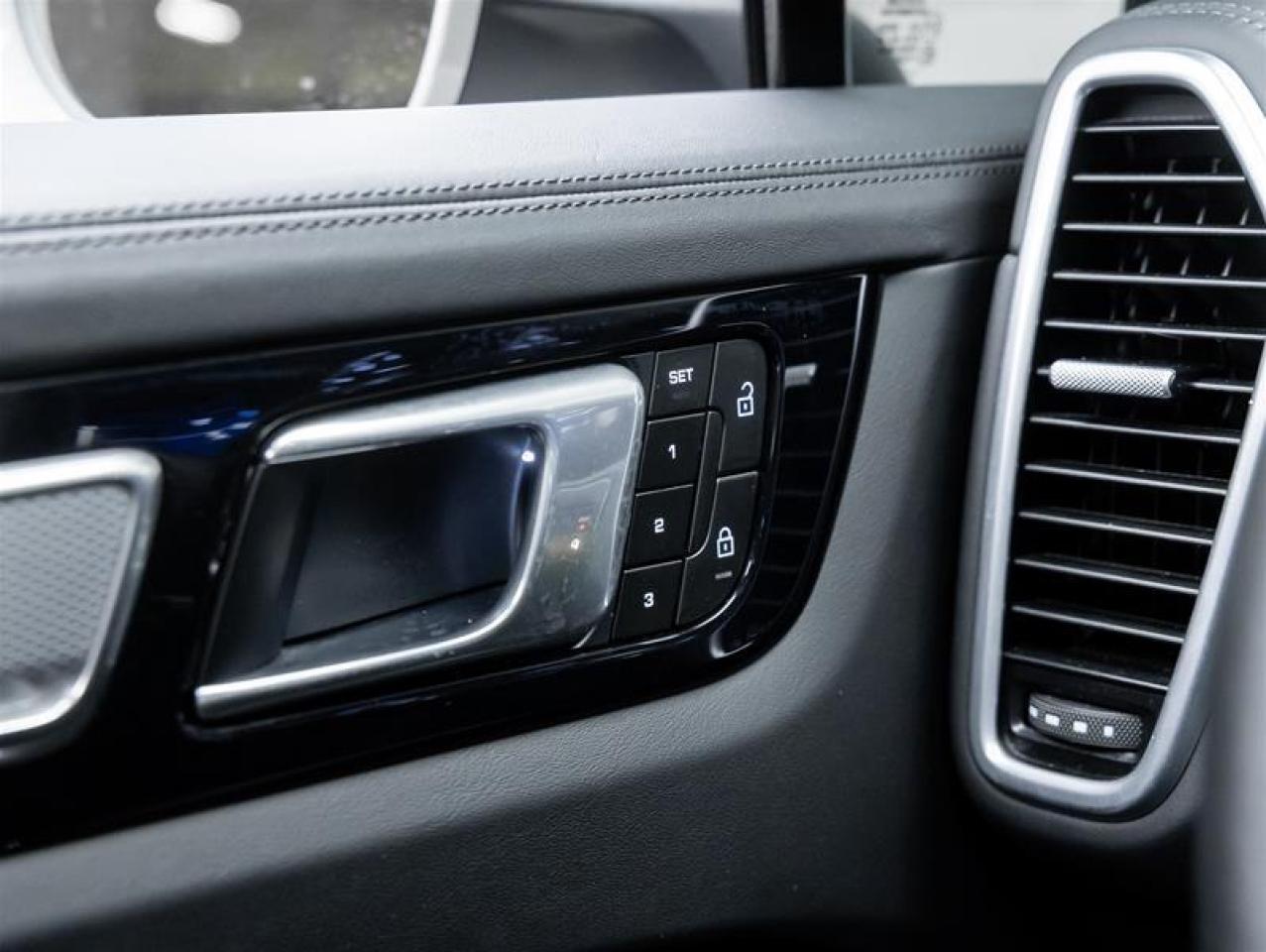 2023 Porsche Cayenne e-Hybrid  Photo