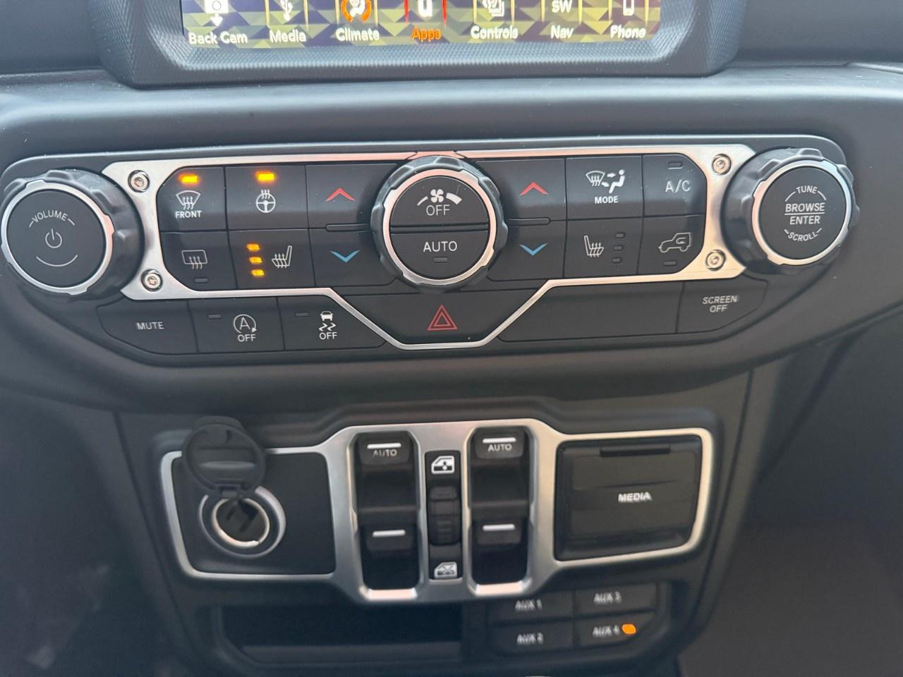 2018 Jeep WRANGLER UNLIMITED Sahara 4x4 Photo