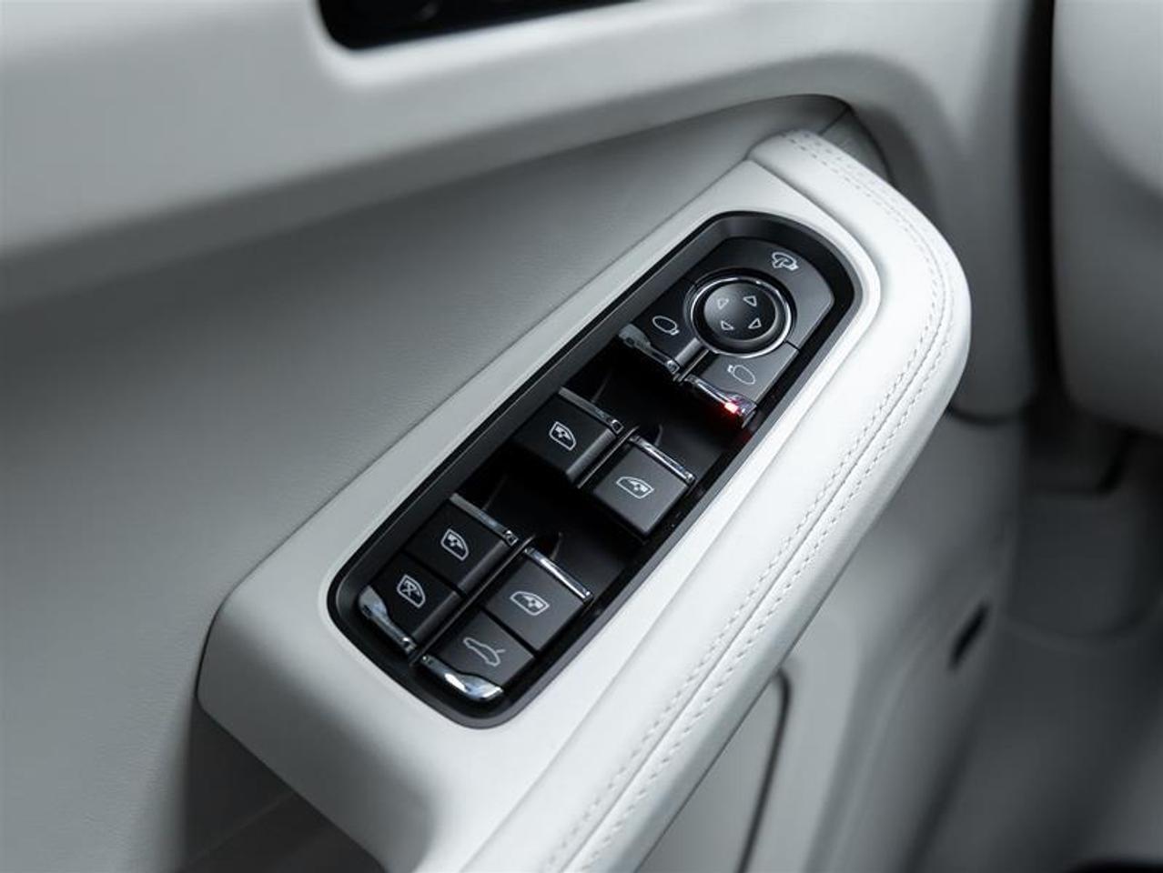 2026 Porsche Macan  Photo