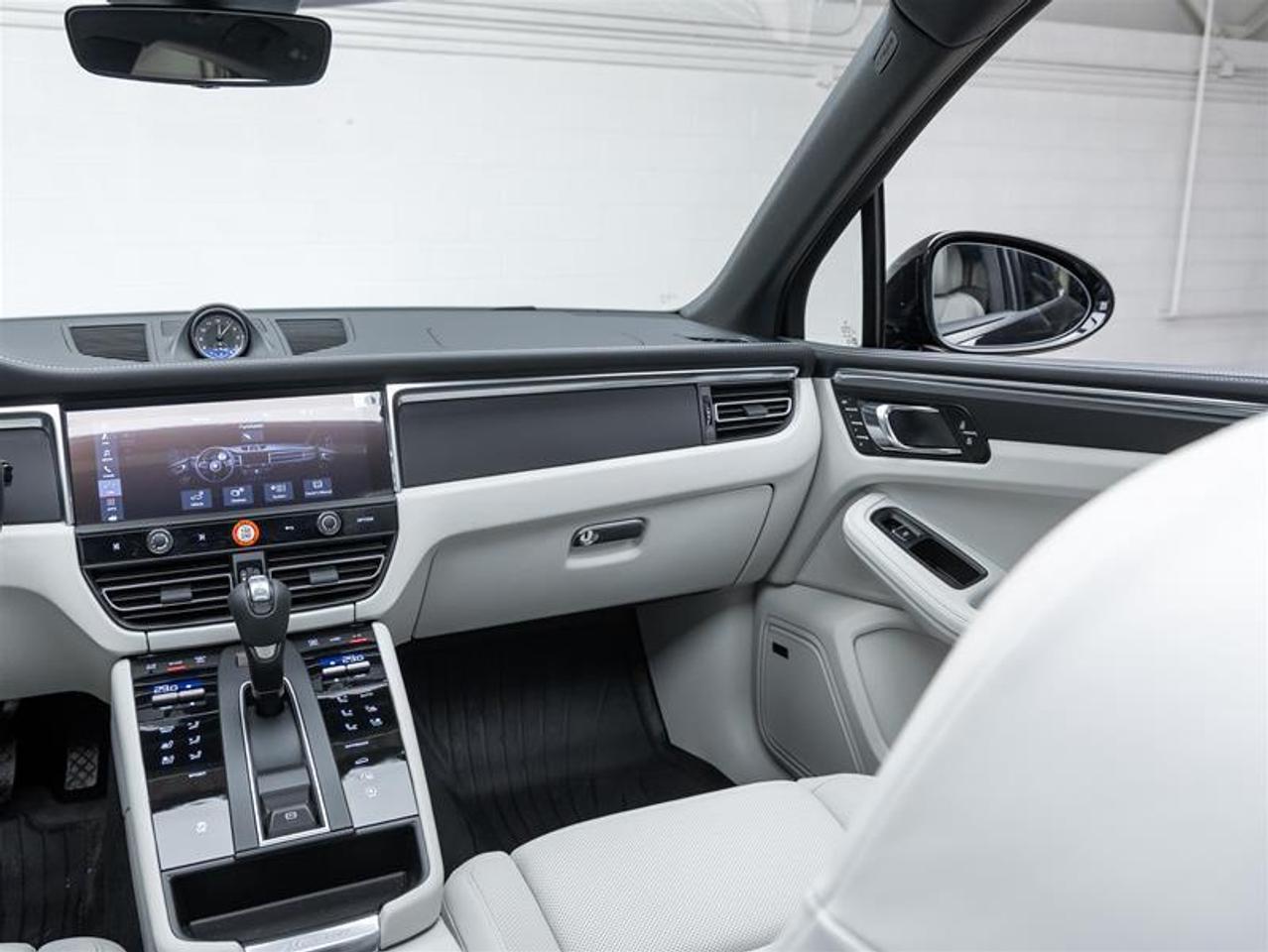 2026 Porsche Macan  Photo