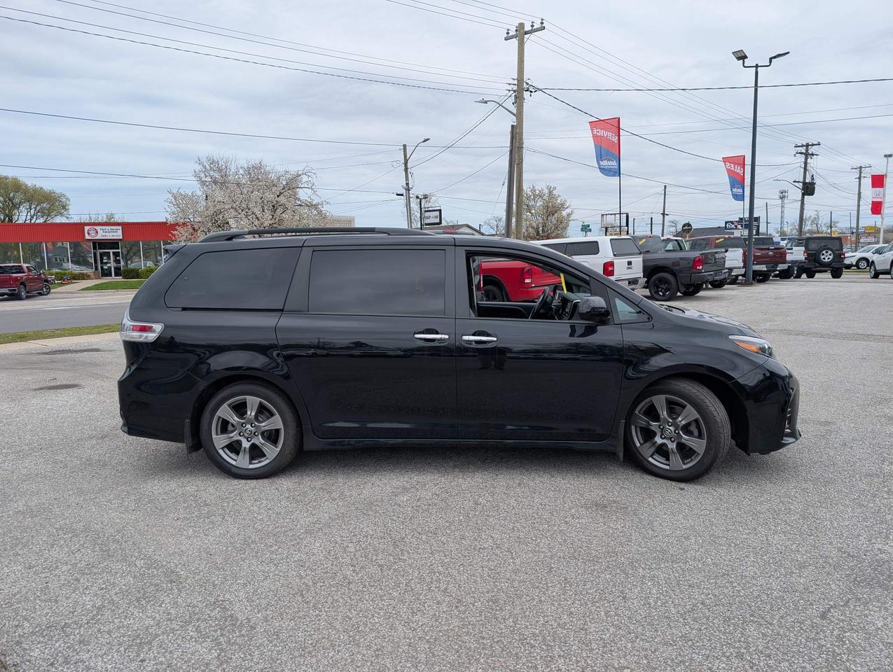 2019 Toyota Sienna SE 8-Passenger 4dr Front-Wheel Drive Passenger Van Photo2