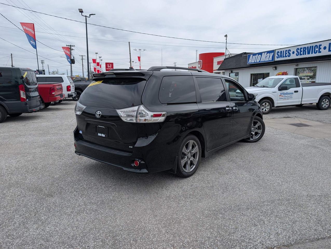 2019 Toyota Sienna SE 8-Passenger 4dr Front-Wheel Drive Passenger Van Photo