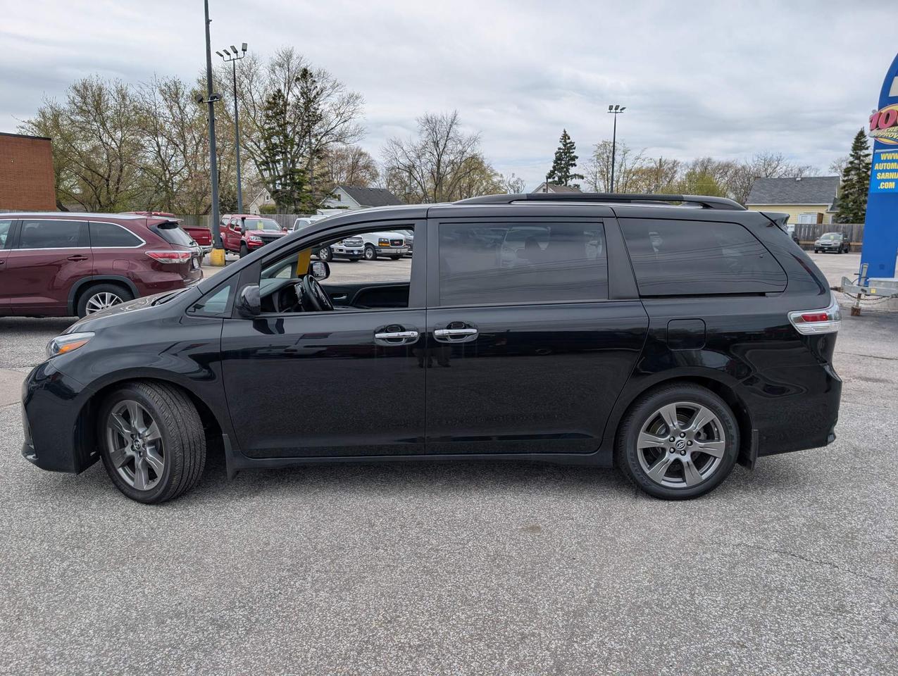 2019 Toyota Sienna SE 8-Passenger 4dr Front-Wheel Drive Passenger Van Photo