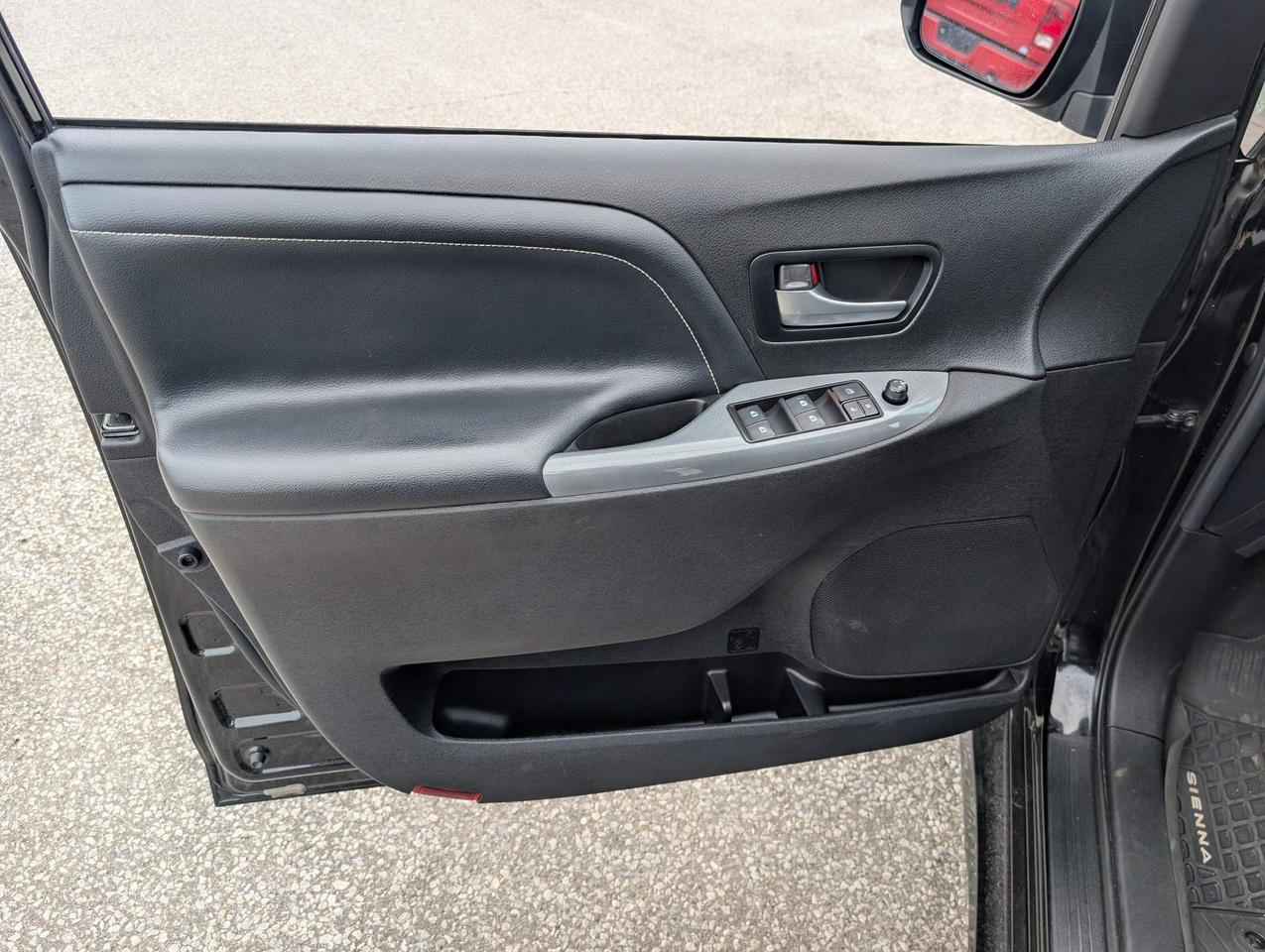 2019 Toyota Sienna SE 8-Passenger 4dr Front-Wheel Drive Passenger Van Photo