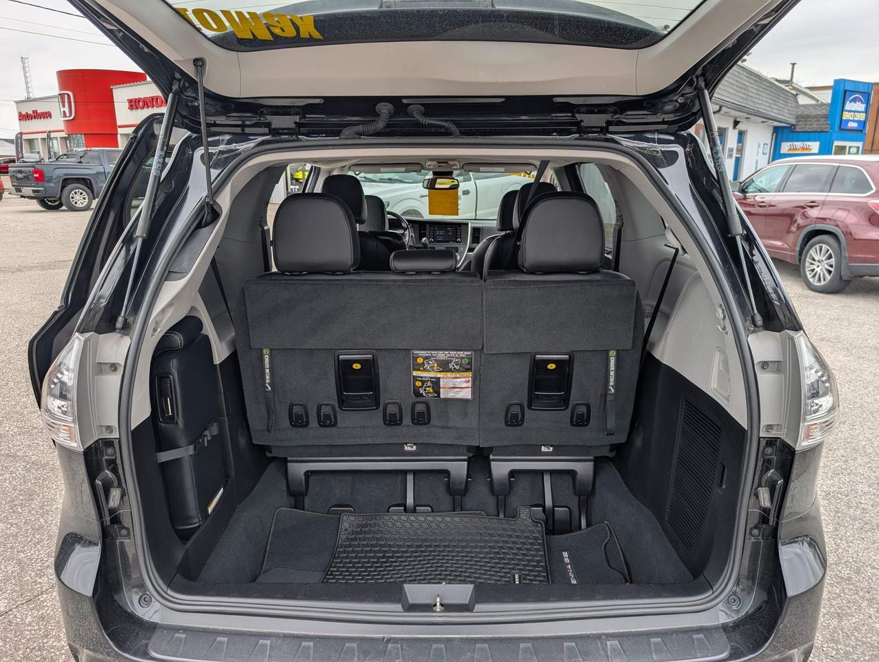 2019 Toyota Sienna SE 8-Passenger 4dr Front-Wheel Drive Passenger Van Photo