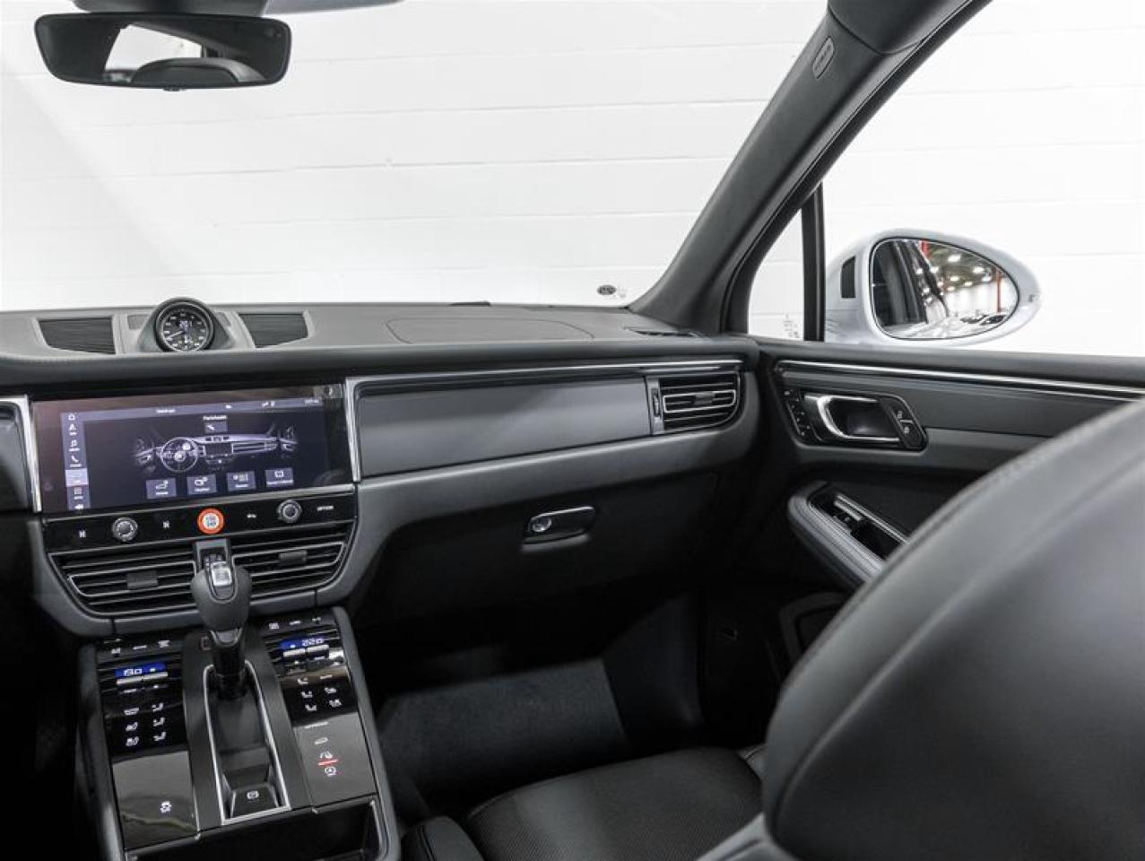 2026 Porsche Macan  Photo