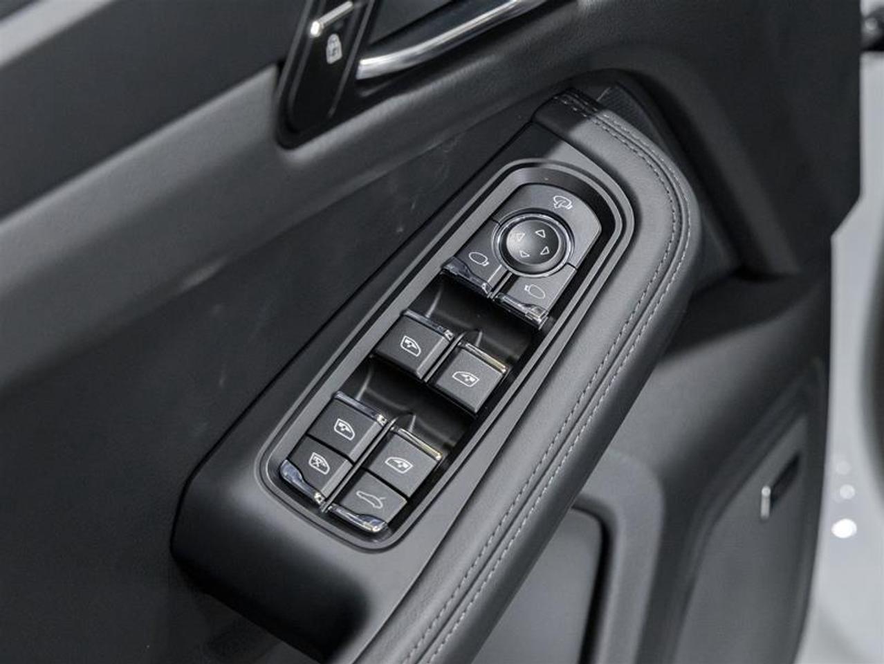 2026 Porsche Macan  Photo