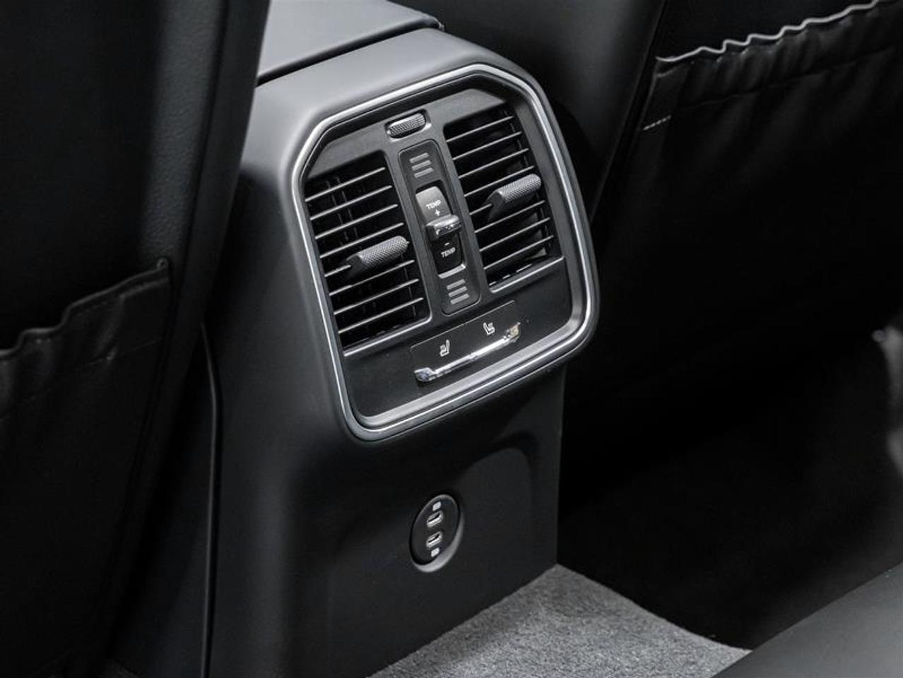 2026 Porsche Macan  Photo