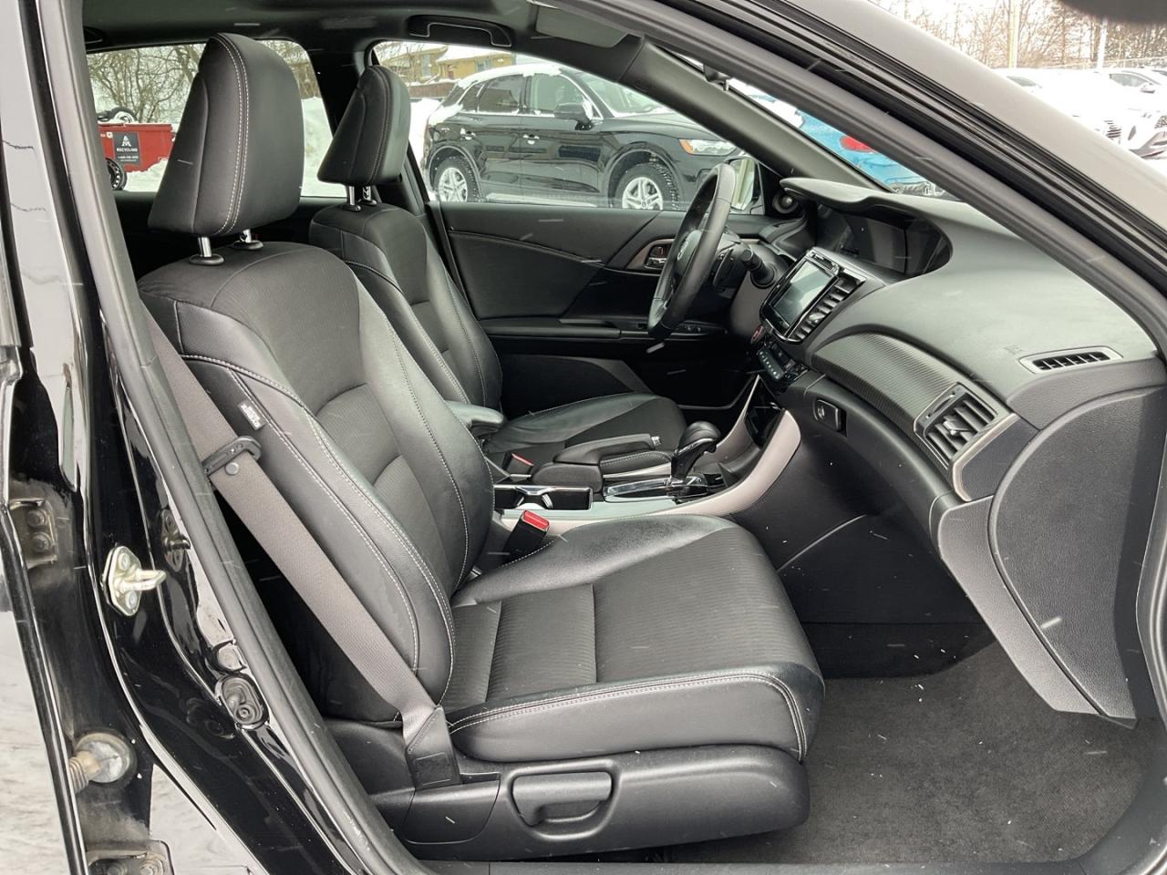 2017 Honda Accord Sport - SUNROOF! BACK-UP/BLIND-SPOT CAM! CAR PLAY! Photo