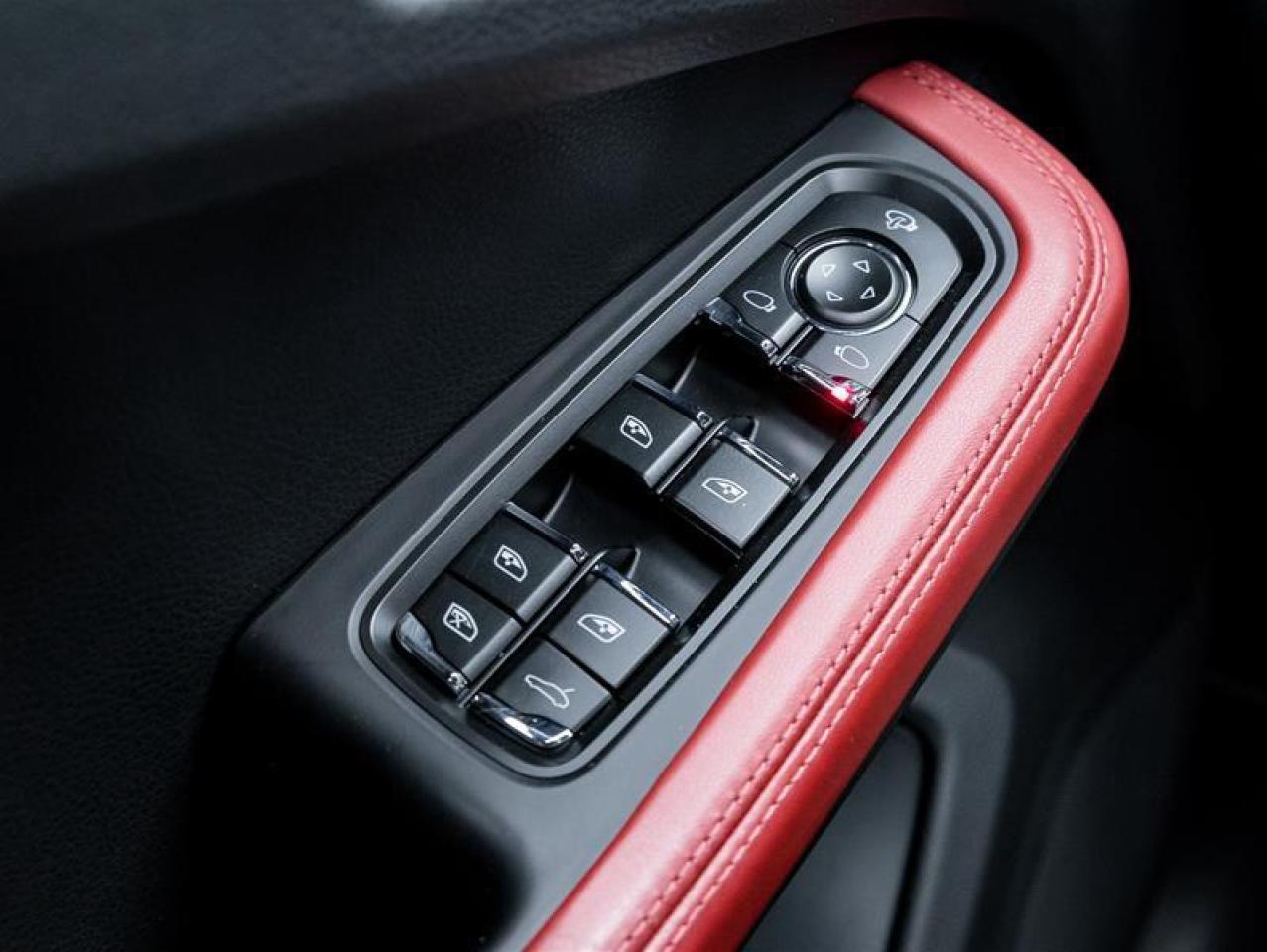 2023 Porsche Macan  Photo