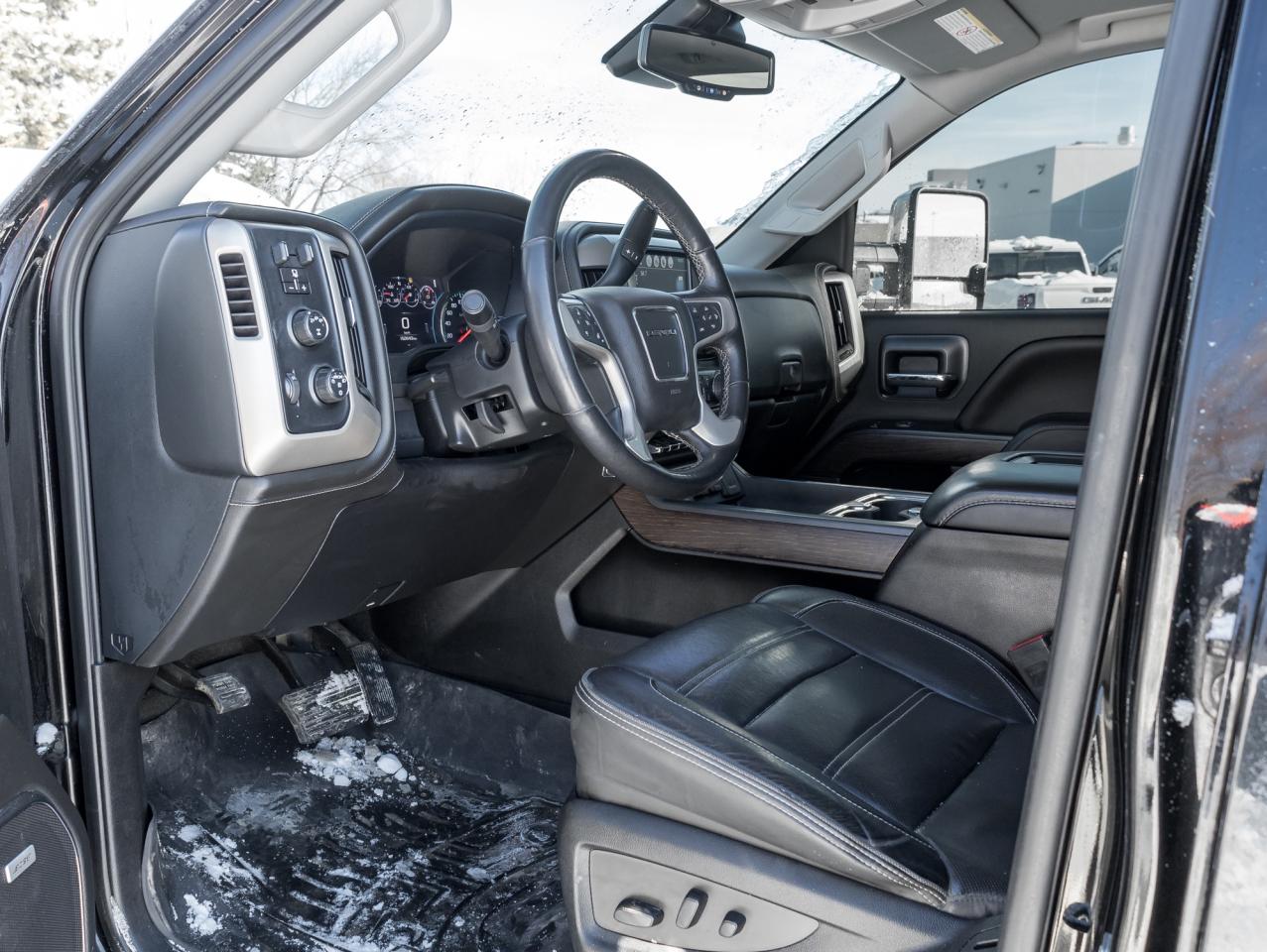 2018 GMC SIERRA 2500HD 4WD Crew Cab 153.7  Denali Photo