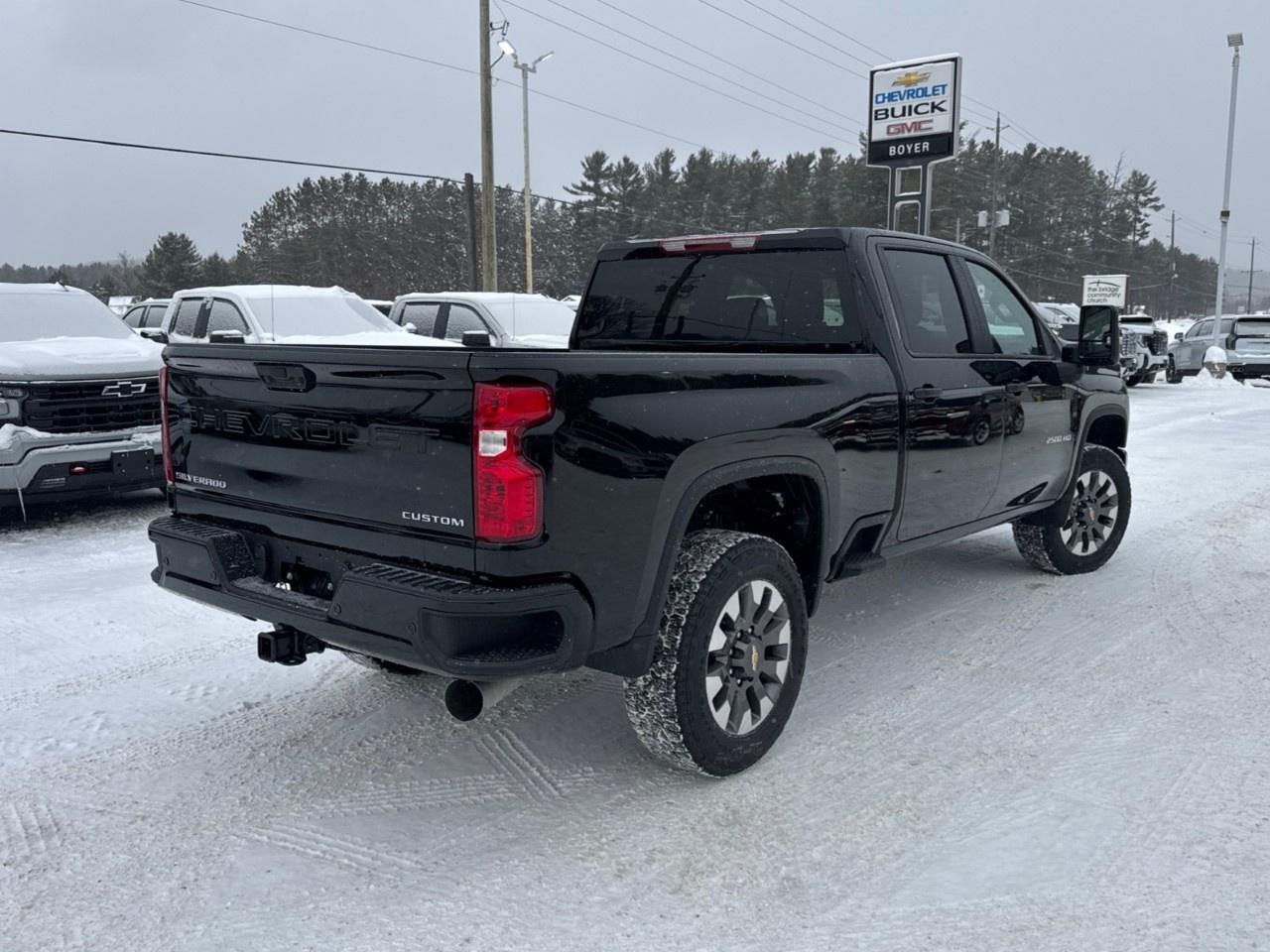 2026 Chevrolet SILVERADO 2500HD 4WD Crew Cab Standard Box Custom Photo4