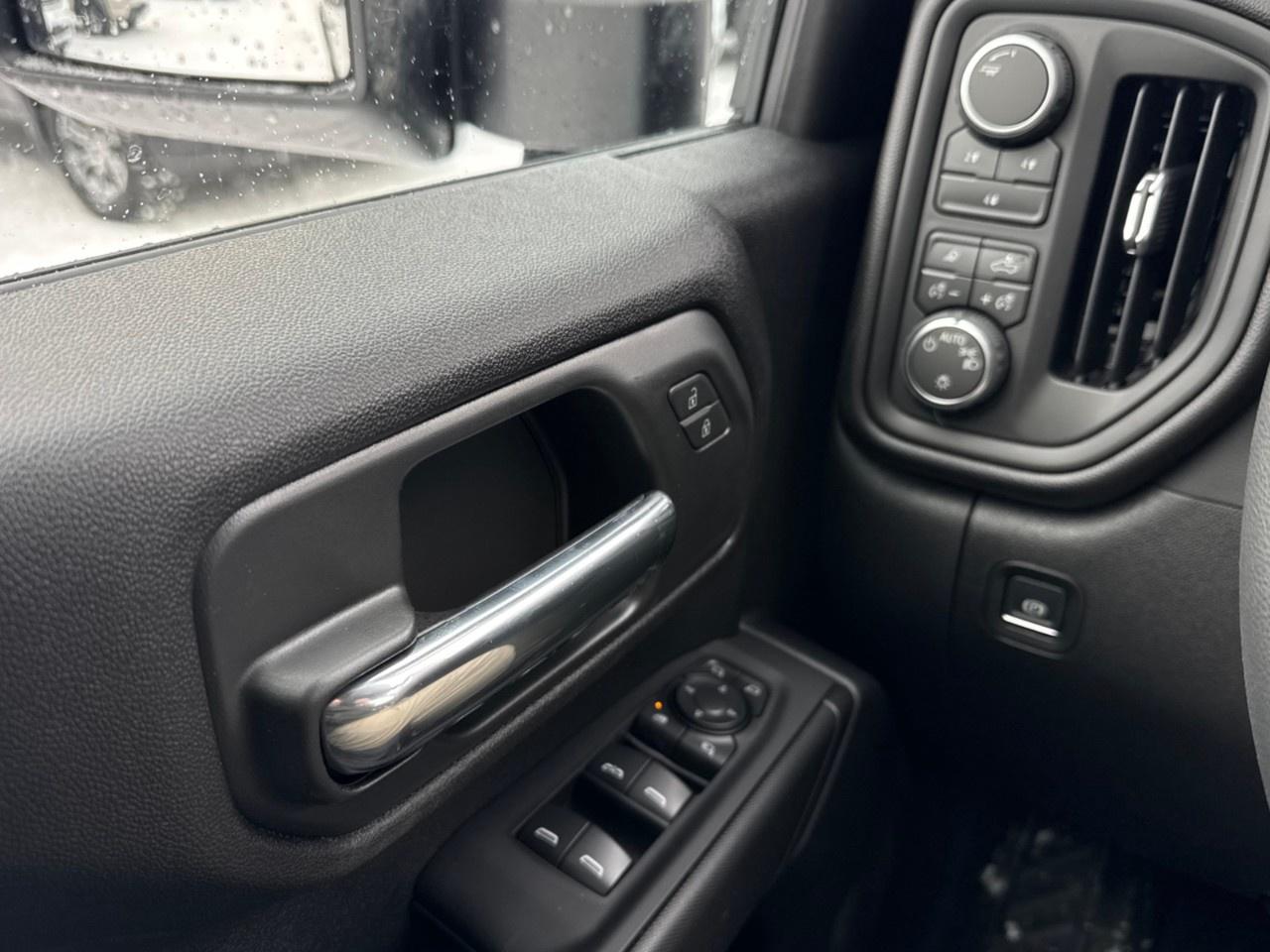 2026 Chevrolet SILVERADO 2500HD 4WD Crew Cab Standard Box Custom Photo