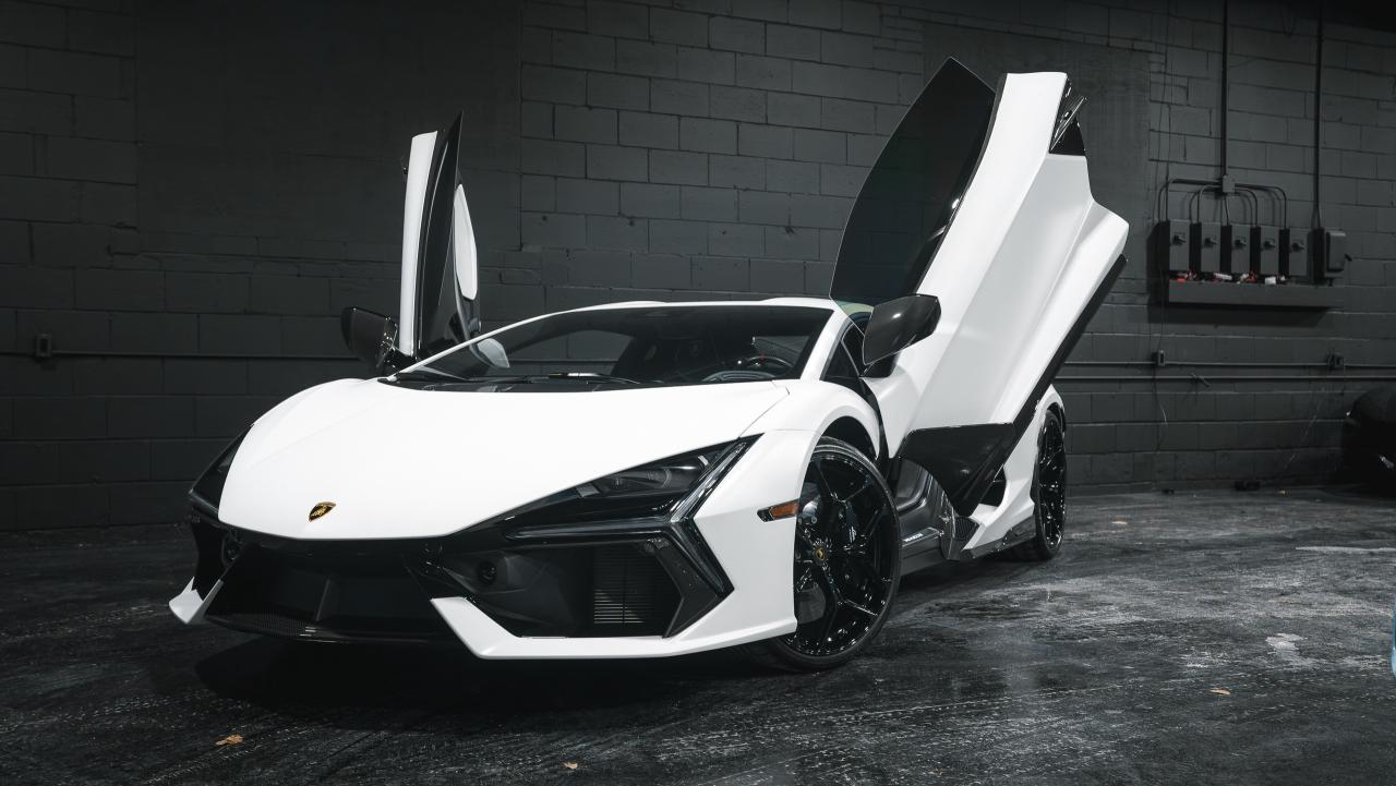 2025 Lamborghini Revuelto 1,001 horsepower Photo0