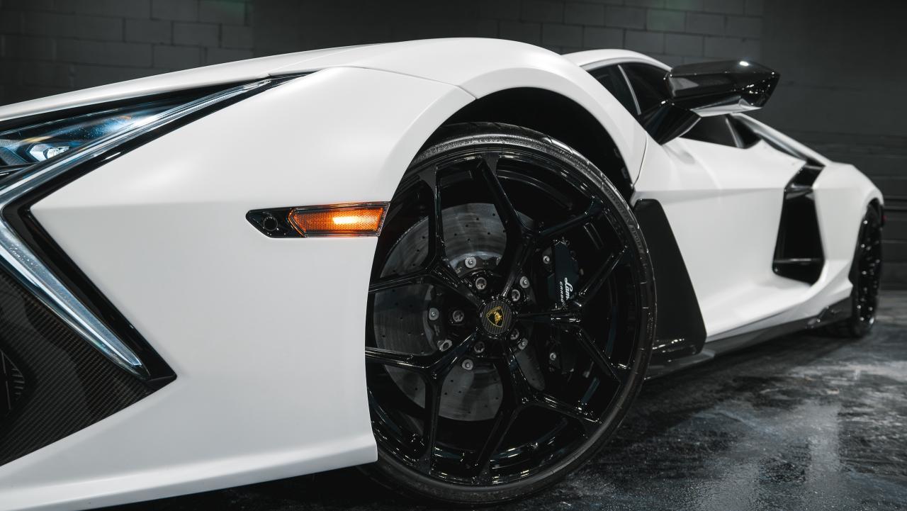 2025 Lamborghini Revuelto 1,001 horsepower Photo