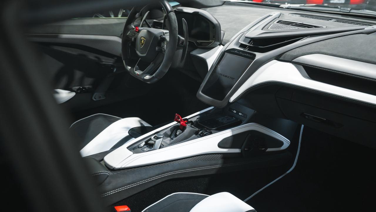 2025 Lamborghini Revuelto 1,001 horsepower Photo