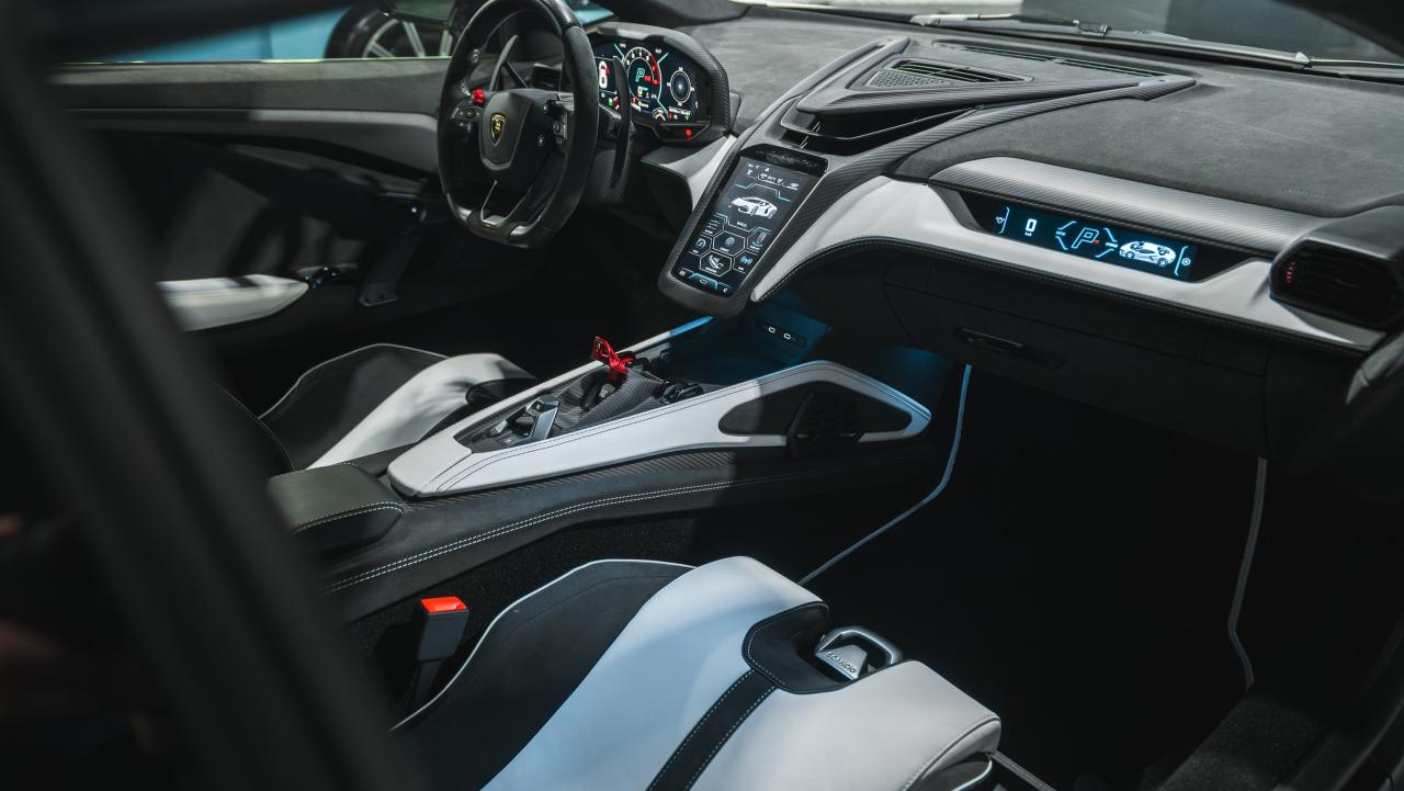 2025 Lamborghini Revuelto 1,001 horsepower Photo