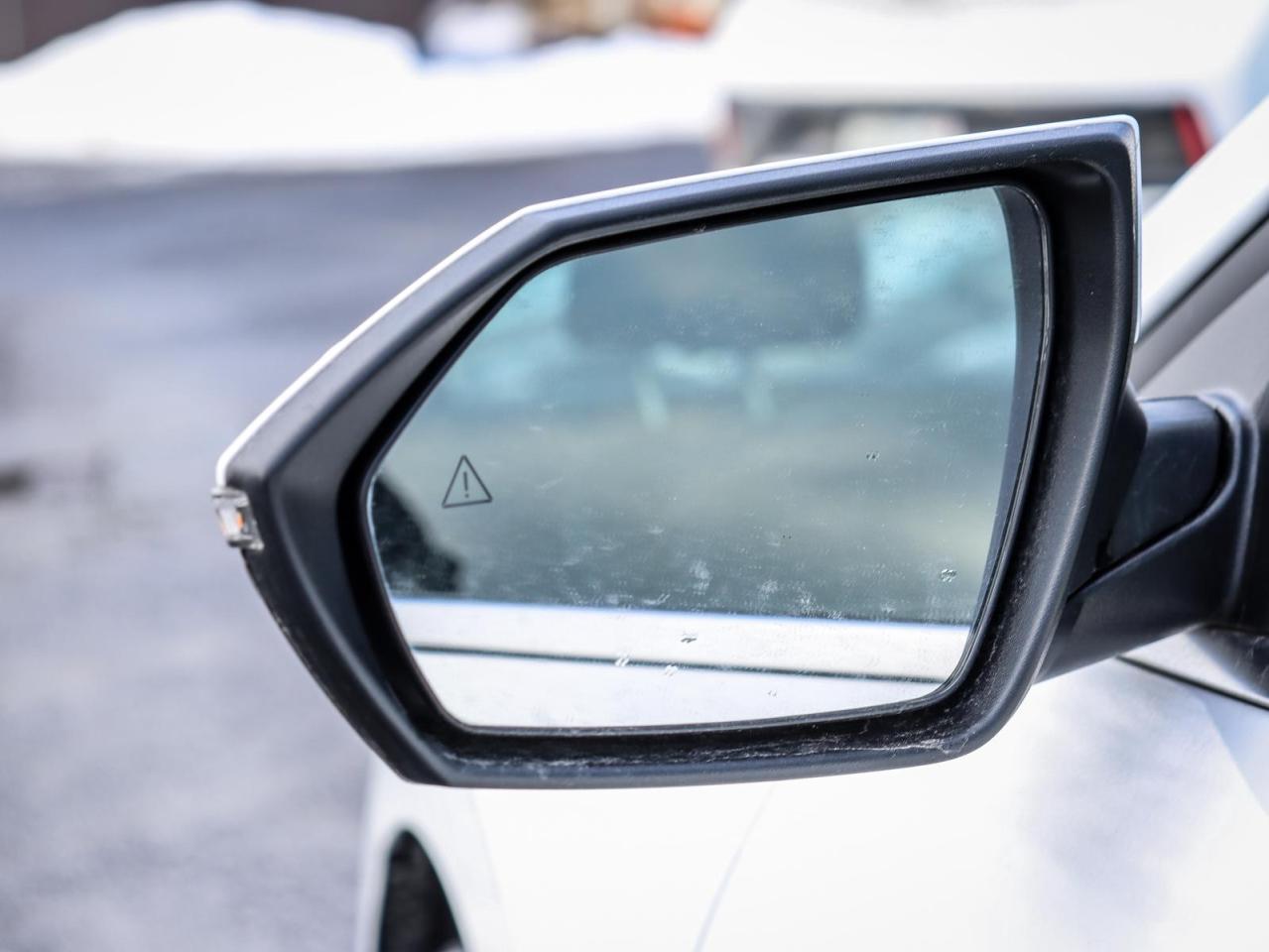 2023 Hyundai Elantra Luxury 4dr Sedan Photo