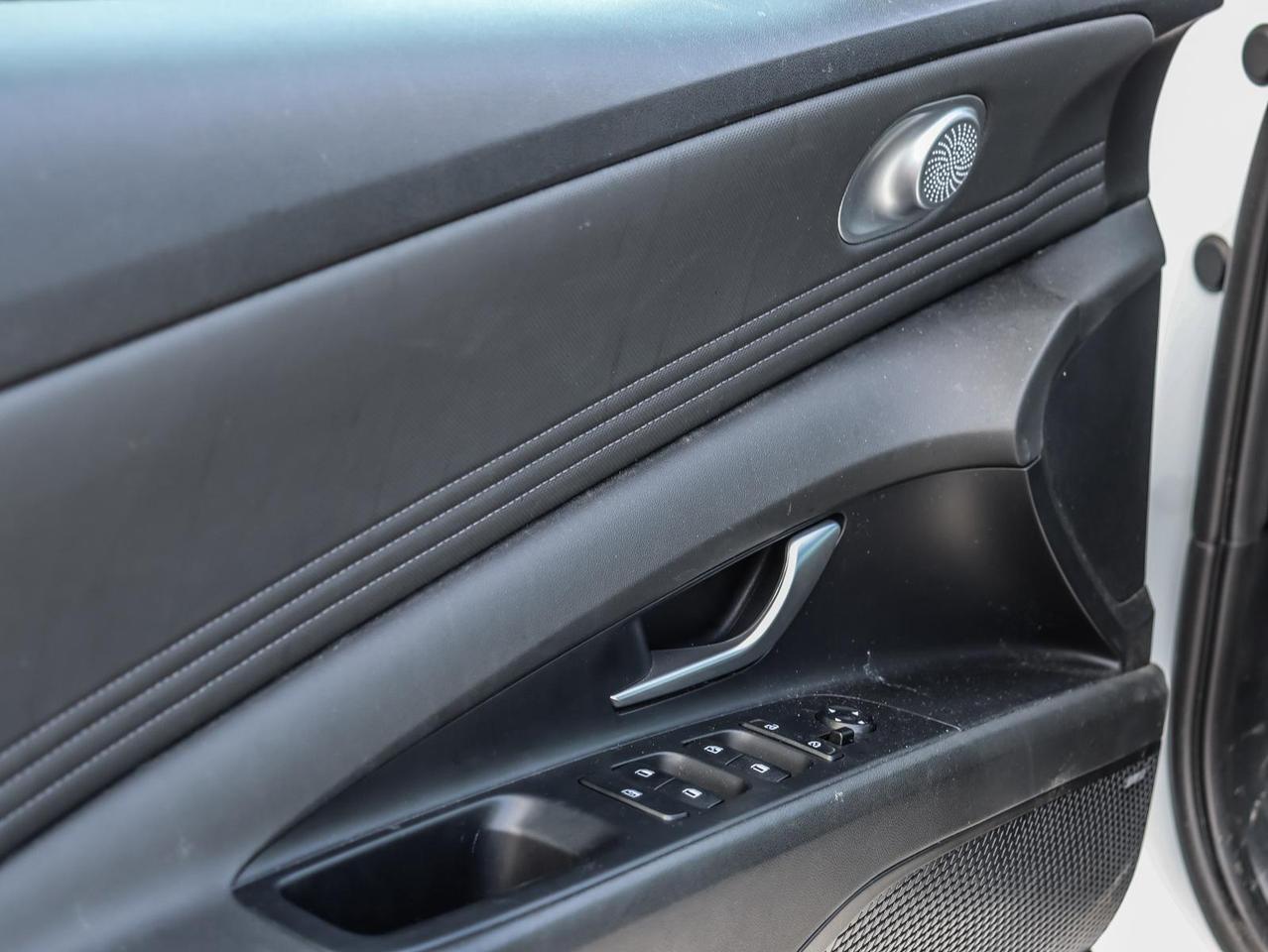 2023 Hyundai Elantra Luxury 4dr Sedan Photo