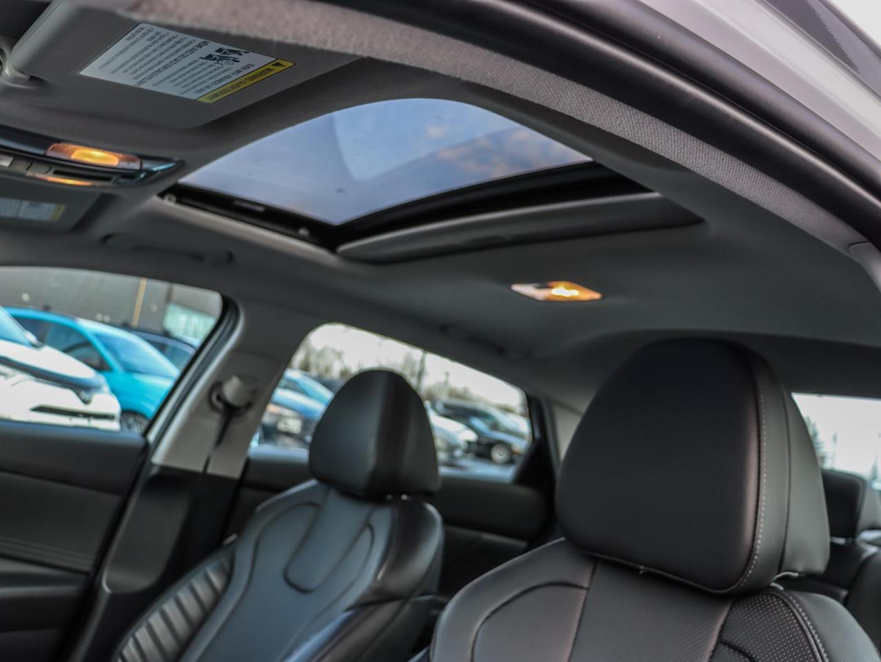 2023 Hyundai Elantra Luxury 4dr Sedan Photo