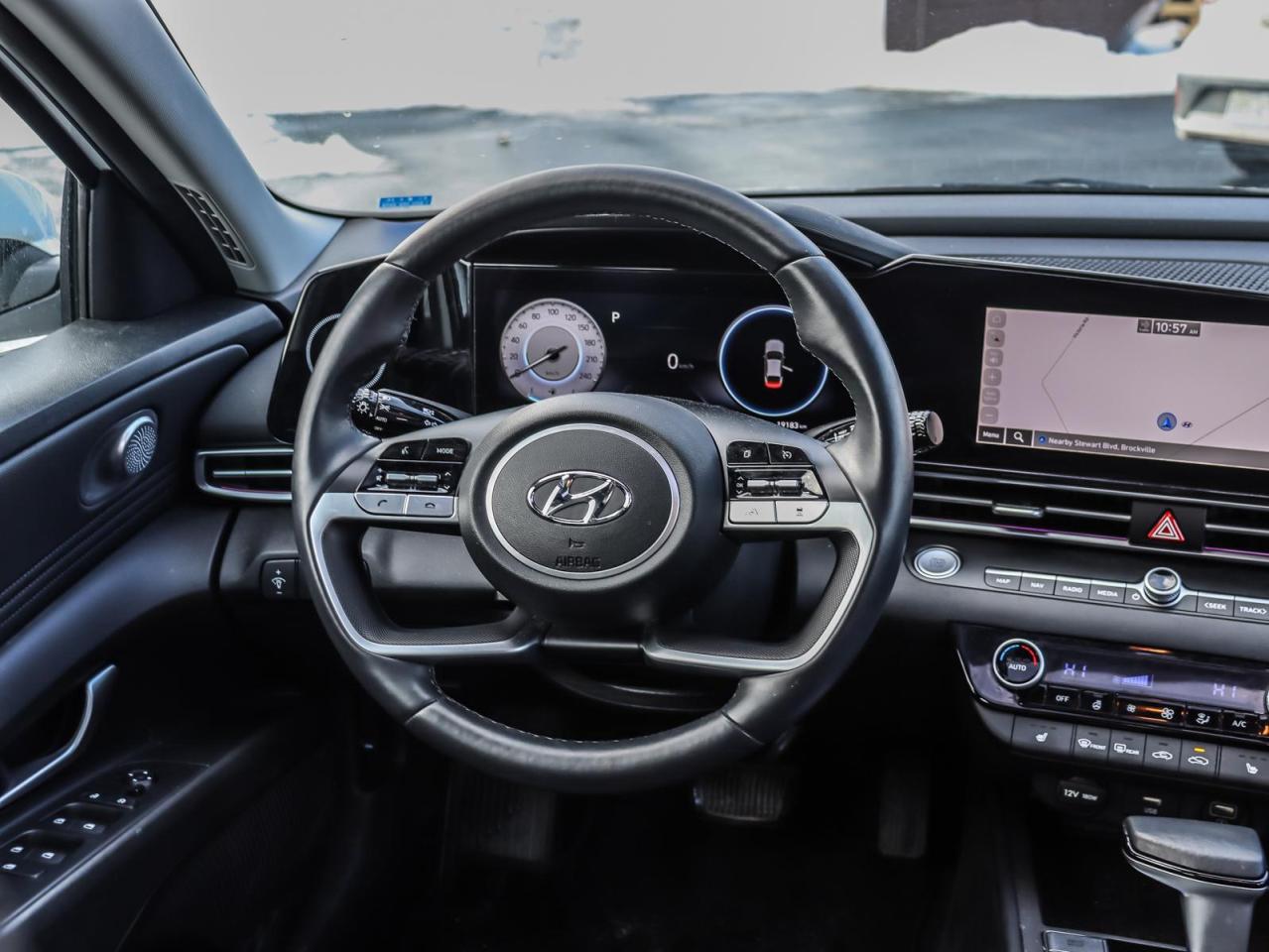 2023 Hyundai Elantra Luxury 4dr Sedan Photo