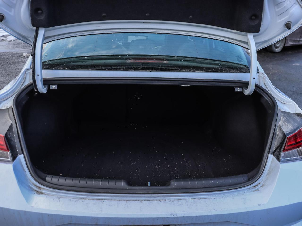 2023 Hyundai Elantra Luxury 4dr Sedan Photo