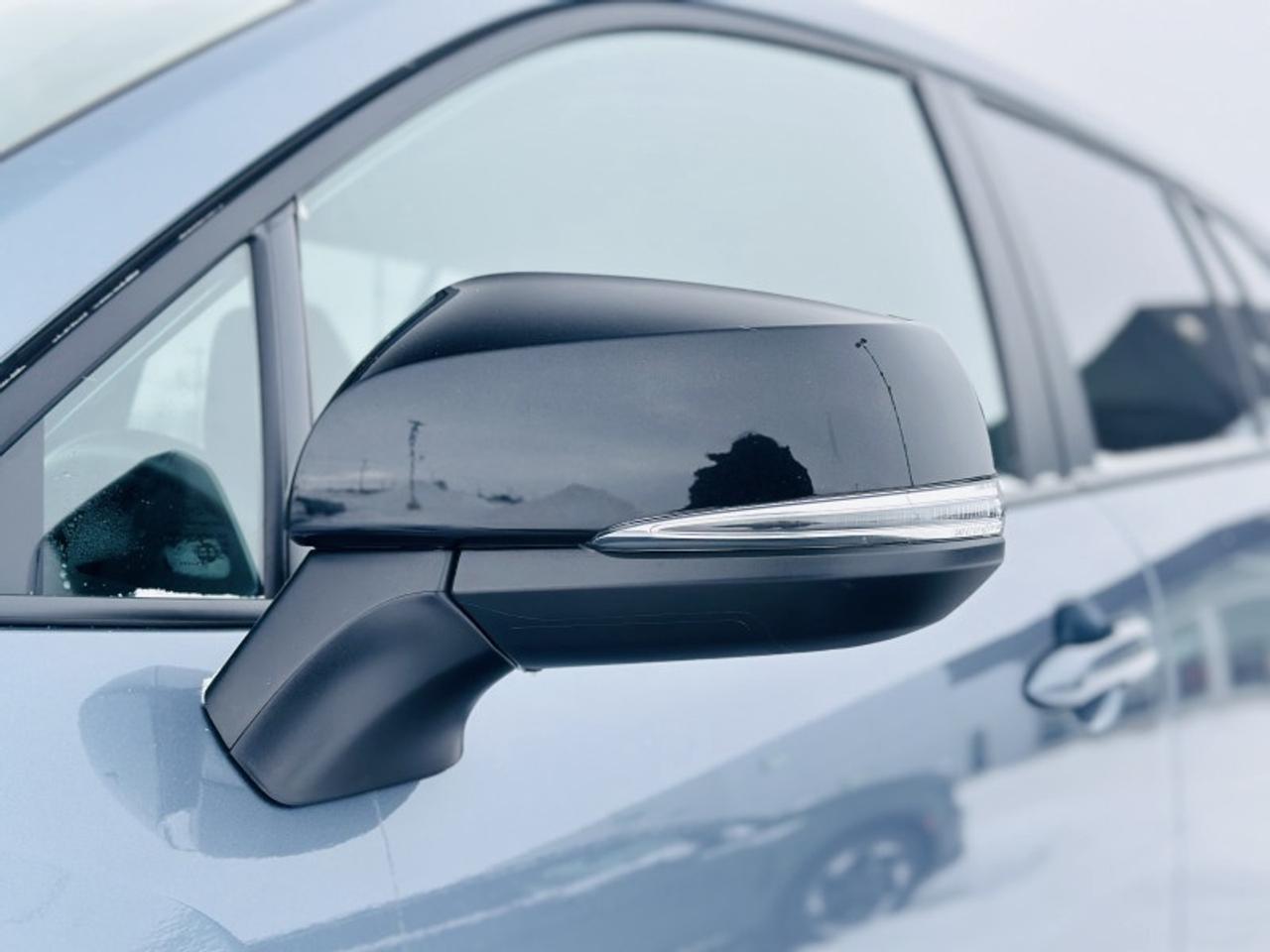 2025 Toyota Corolla Cross LE Photo