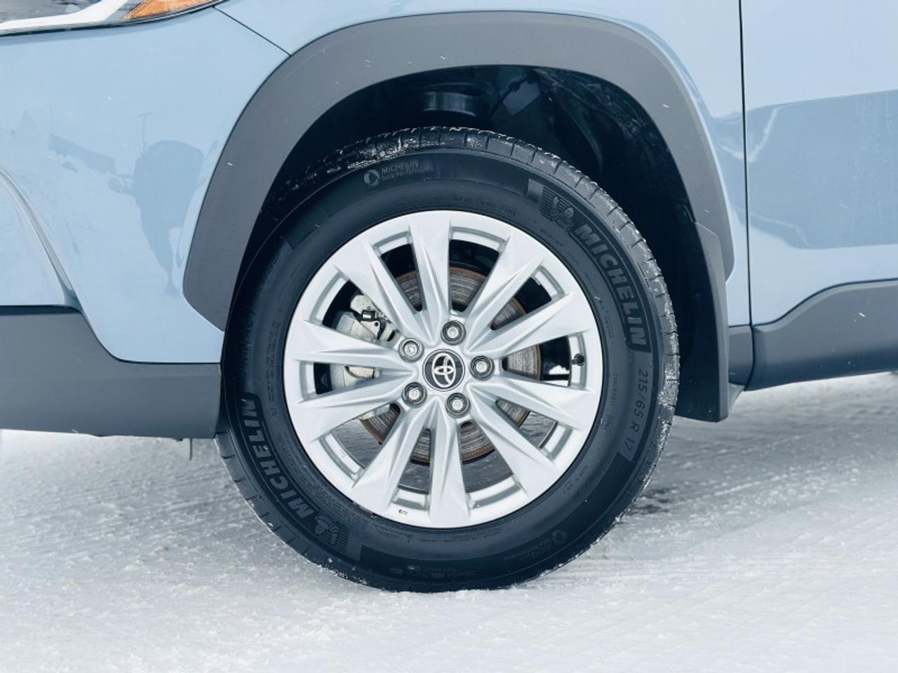 2025 Toyota Corolla Cross LE Photo2