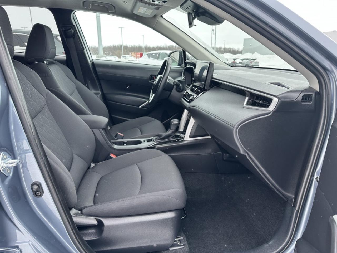 2025 Toyota Corolla Cross LE Photo