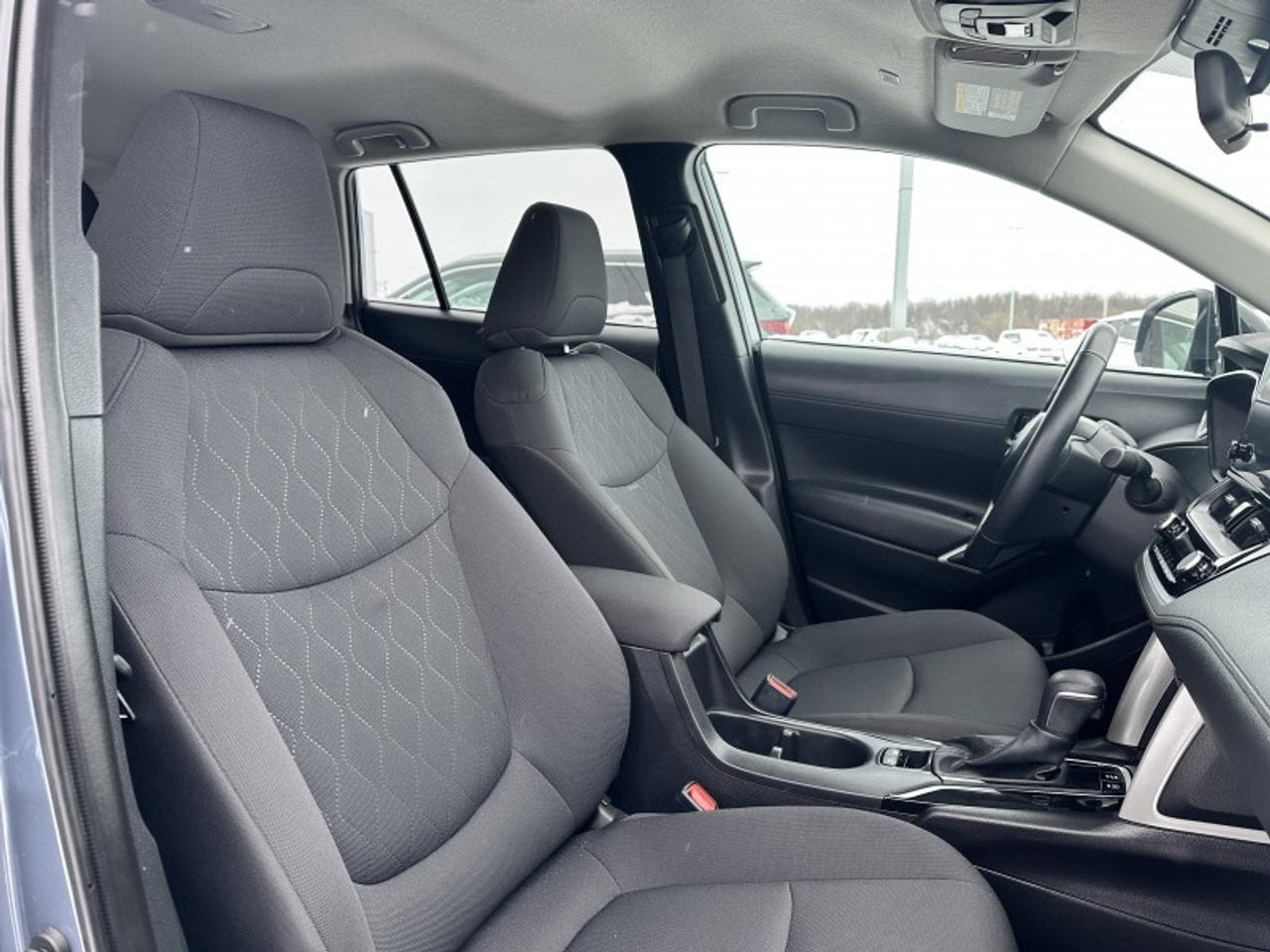 2025 Toyota Corolla Cross LE Photo