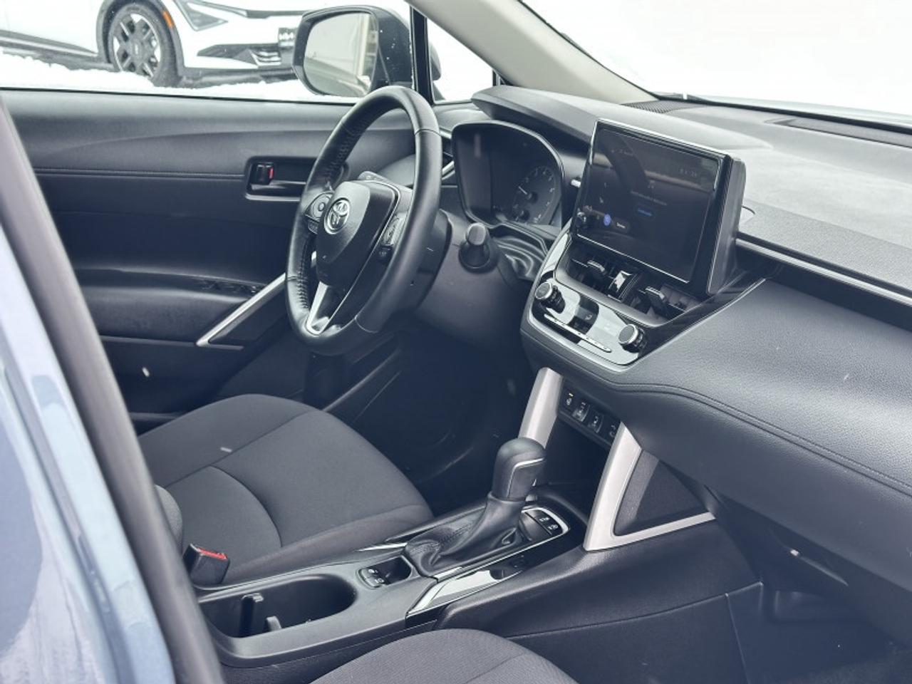 2025 Toyota Corolla Cross LE Photo