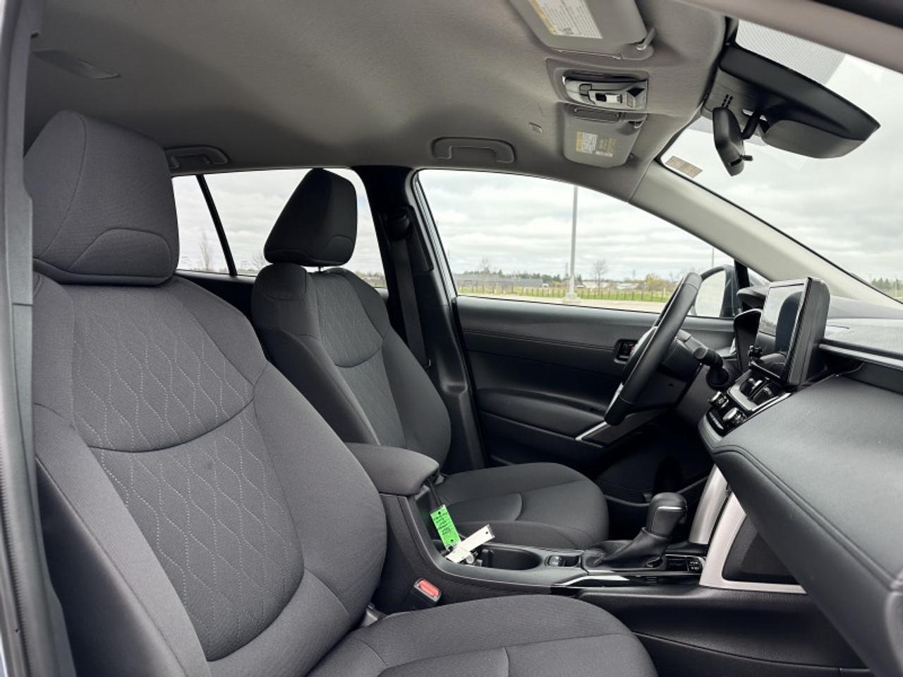 2025 Toyota Corolla Cross LE Photo