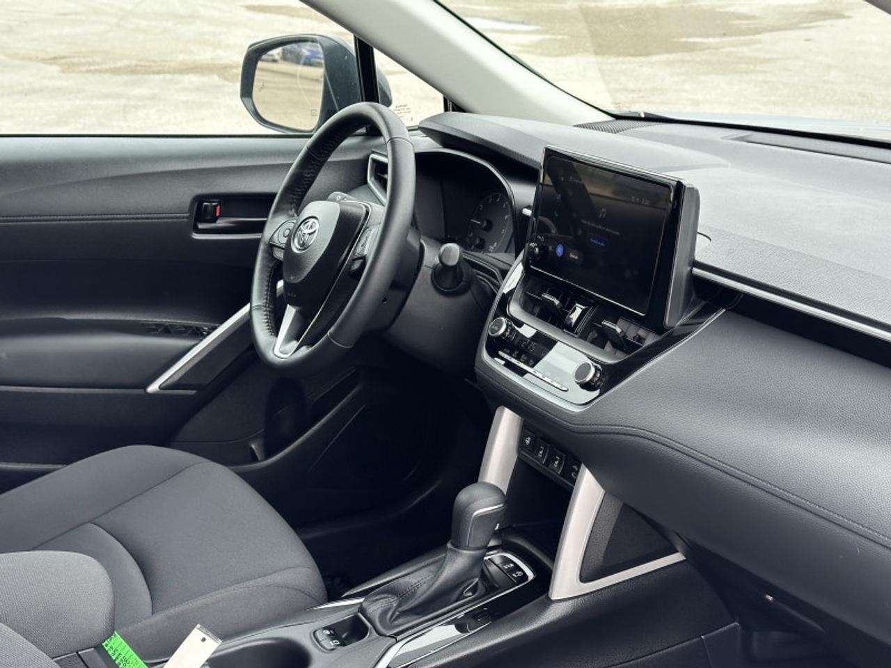 2025 Toyota Corolla Cross LE Photo
