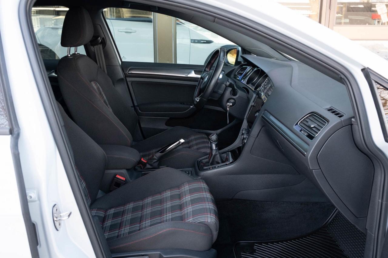 2019 Volkswagen Golf GTI S 6M 4-Door   2 sets of tires Photo