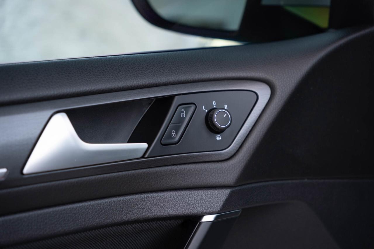 2019 Volkswagen Golf GTI S 6M 4-Door   2 sets of tires Photo