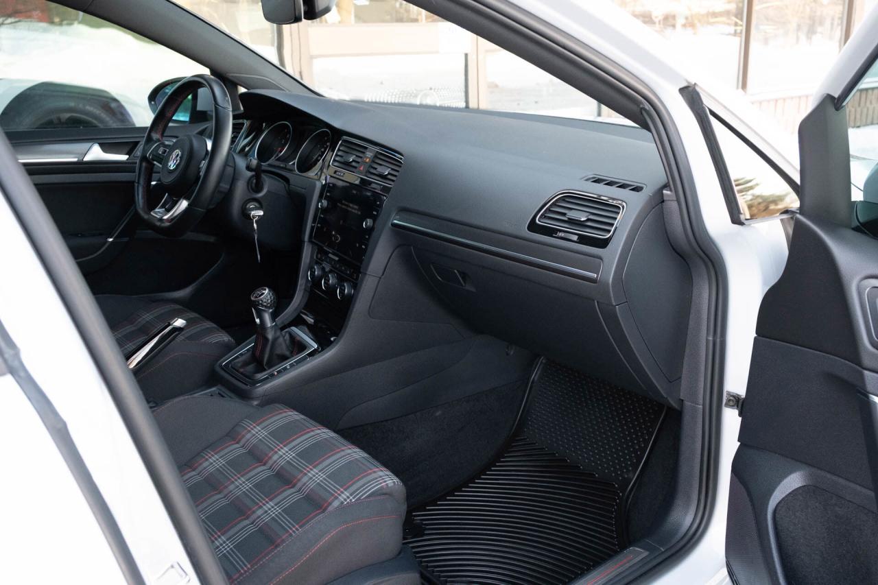 2019 Volkswagen Golf GTI S 6M 4-Door   2 sets of tires Photo
