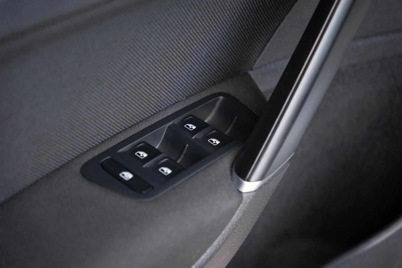 2019 Volkswagen Golf GTI S 6M 4-Door   2 sets of tires Photo