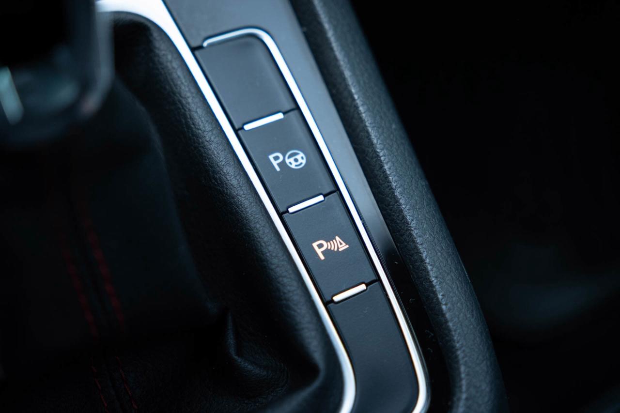 2019 Volkswagen Golf GTI S 6M 4-Door   2 sets of tires Photo